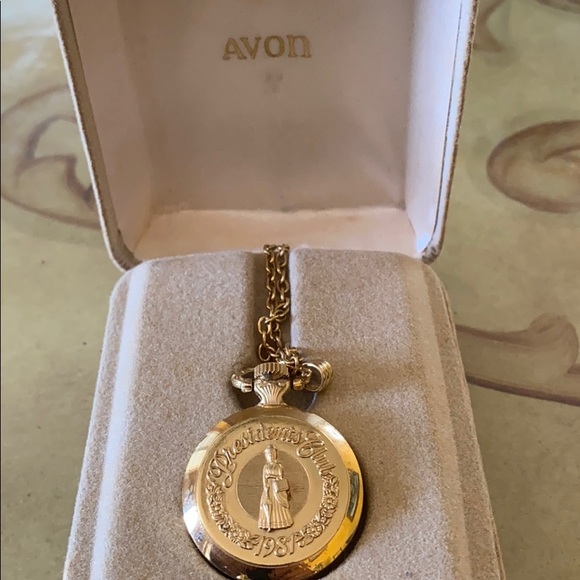 Avon designer 17 jewel watch with chain and case - Picture 3 of 12